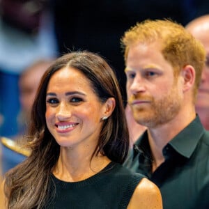 "Il comprend que la période des fêtes peut être difficile pour nos membres et veut qu'ils sachent qu'il pense à eux", ont-il conclu. 
Le prince Harry, duc de Sussex et Meghan Markle, duchesse de Sussex.