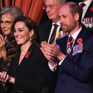 Si les générations précédentes de la famille royale n'ont pas forcément jouer la case de la proximité, le prince et la princesse de Galles entendent changer la donne. 
Le prince William, prince de Galles, Catherine Kate Middleton, princesse de Galles - La famille royale du Royaume Uni assiste au Festival du souvenir (Festival of Remembrance) au Royal Albert Hall, Londres le 9 novembre 2024. © Chris Ratcliffe / Pool / Julien Burton via Bestimage 