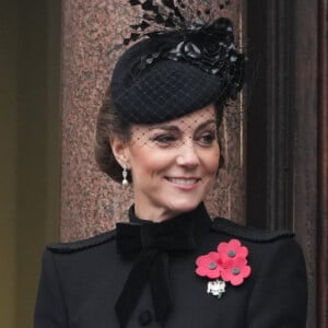 Eloigner George en l'envoyant étudier au pensionnant d'Eton ? Ou le garder dans un établissement à proximité de leur famille et rompre avec les traditions ? Affaire à suivre. 
Catherine Kate Middleton, princesse de Galles et Sophie Rhys-Jones duchesse d'Edimbourg - La famille royale honore les disparus des deux guerres mondiales lors de la cérémonie Remembrance Sunday ( Dimanche du souvenir ) au Cénotaphe à Londres