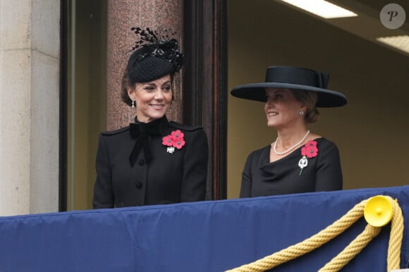 Eloigner George en l'envoyant étudier au pensionnant d'Eton ? Ou le garder dans un établissement à proximité de leur famille et rompre avec les traditions ? Affaire à suivre. 
Catherine Kate Middleton, princesse de Galles et Sophie Rhys-Jones duchesse d'Edimbourg - La famille royale honore les disparus des deux guerres mondiales lors de la cérémonie Remembrance Sunday ( Dimanche du souvenir ) au Cénotaphe à Londres