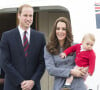 George, l'aîné de la famille a bien grandi et est aujourd'hui âgé de 11 ans. 
Le prince William, Catherine Kate Middleton la duchesse de Cambridge et leur fils George montent à bord d'un avion pour rentrer à Londres après leur visite officielle en Australie.