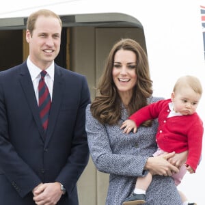 George, l'aîné de la famille a bien grandi et est aujourd'hui âgé de 11 ans. 
Le prince William, Catherine Kate Middleton la duchesse de Cambridge et leur fils George montent à bord d'un avion pour rentrer à Londres après leur visite officielle en Australie.