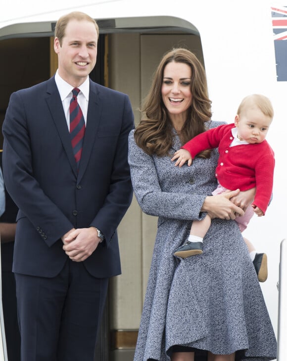 George, l'aîné de la famille a bien grandi et est aujourd'hui âgé de 11 ans. 
Le prince William, Catherine Kate Middleton la duchesse de Cambridge et leur fils George montent à bord d'un avion pour rentrer à Londres après leur visite officielle en Australie.