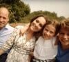 Impliqués dans la scolarité de leurs enfants, ils n'hésitent pas à participer aux événements scolaires de ces derniers. 
Kate Middleton en a fini avec la chimiothérapie et annonce dans une vidéo publiées sur les réseaux sociaux le 9 septembre 2024 qu'elle reprend ses activités. Traitée pour un cancer dont elle n'a pas dévoilé la nature, la princesse de Galles a publié une vidéo où on la voit notamment entourée du prince William et de leurs enfants, le prince George, la princesse Charlotte et le prince Louis. © Prince and Princess of Wales Instagram via Bestimage