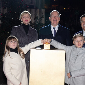 Le Prince Albert II de Monaco, la Princesse Gabriella de Monaco, le Prince Jacques de Monaco et la Princesse Charlene de Monaco assistent à l'inauguration des illuminations de Noël sur la Place du Casino à Monte-Carlo, Monaco. Photo par Pierre Villard/Pool/ABACAPRESS.COM