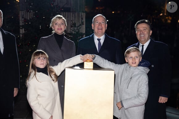 Le Prince Albert II de Monaco, la Princesse Gabriella de Monaco, le Prince Jacques de Monaco et la Princesse Charlene de Monaco assistent à l'inauguration des illuminations de Noël sur la Place du Casino à Monte-Carlo, Monaco. Photo par Pierre Villard/Pool/ABACAPRESS.COM