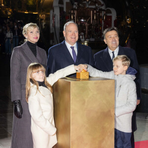 Le prince Albert II de Monaco et la princesse Charlène, avec leurs enfants, les jumeaux princiers, Jacques et Gabriella, ont donné le coup d'envoi des illuminations de la SBM, sur la Place du Casino de Monaco © Olivier Huitel/Pool Monaco/Bestimage