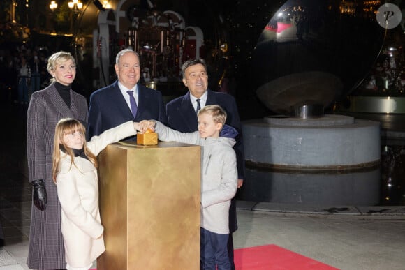 Le prince Albert II de Monaco et la princesse Charlène, avec leurs enfants, les jumeaux princiers, Jacques et Gabriella, ont donné le coup d'envoi des illuminations de la SBM, sur la Place du Casino de Monaco © Olivier Huitel/Pool Monaco/Bestimage