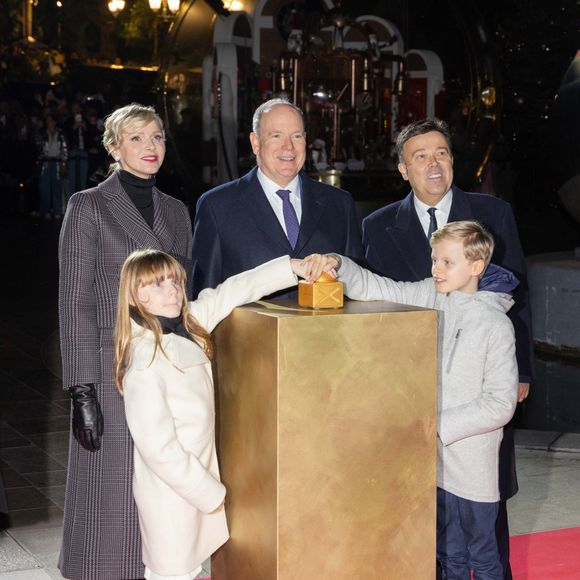 Le prince Albert II de Monaco et la princesse Charlène, avec leurs enfants, les jumeaux princiers, Jacques et Gabriella, ont donné le coup d'envoi des illuminations de la SBM, sur la Place du Casino de Monaco © Olivier Huitel/Pool Monaco/Bestimage