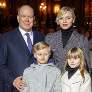 Charlene et Albert de Monaco avec leurs enfants pour leur carte de voeux
Le Prince Albert II de Monaco, la Princesse Gabriella de Monaco, le Prince Jacques de Monaco et la Princesse Charlene de Monaco assistent à l'inauguration des illuminations de Noël sur la Place du Casino à Monte-Carlo, Monaco. Photo par Pierre Villard/Pool/ABACAPRESS.COM