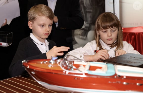 Qu'elles laissent visiblement pousser
Le prince Albert II de Monaco, accompagné par le prince héréditaire Jacques et la princesse Gabriella, a visité le 1er Chocolashow, un salon du chocolat installé dans le Tunnel Riva à Monaco, le 9 mai 2024.© Claudia Albuquerque / Bestimage 