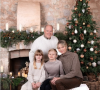 Mère et fille ont adopté la même tendance !
Charlene et Albert de Monaco avec leurs enfants pour leur carte de voeux, "Instagram".