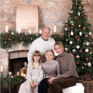 Mère et fille ont adopté la même tendance !
Charlene et Albert de Monaco avec leurs enfants pour leur carte de voeux, "Instagram".