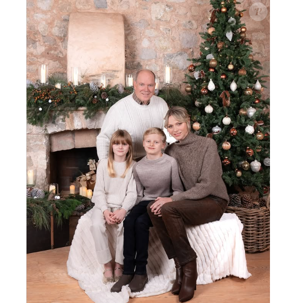 Mère et fille ont adopté la même tendance !
Charlene et Albert de Monaco avec leurs enfants pour leur carte de voeux, "Instagram".