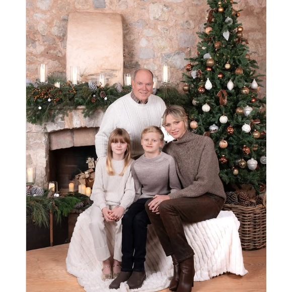 Mère et fille ont adopté la même tendance !
Charlene et Albert de Monaco avec leurs enfants pour leur carte de voeux, "Instagram".