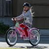 Sunny, la fille de Jesse James, le mari de Sandra Bullock, fait du vélo à Seal Beach le 31 mars 2010
