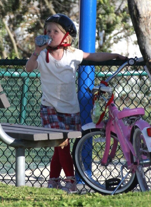 Sunny, la fille de Jesse James, le mari de Sandra Bullock, fait du vélo à Seal Beach le 31 mars 2010