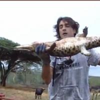 La Ferme Célébrités en Afrique : Regardez Greg se prendre pour Crocodile Dundee... pendant que David dénigre encore Mickaël !
