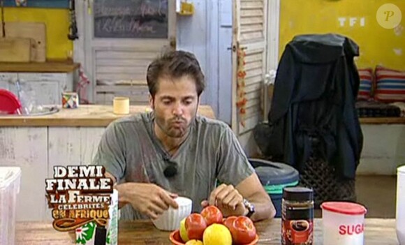 Après avoir nourri les animaux, David se restaure à son tour.