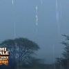 Une tempête tropicale, qui marque la fin de l'été sud-africain, s'abat sur Zulu Nyala... Les animaux sont effrayés, heureusement, les fermiers sont là pour les rassurer.