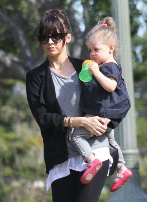 Nicole Richie amène sa fille Harlow chez son amie Jessica Alba afin qu'elle puisse jouer avec sa fille la petite Honor à Los Angeles le 29 mars 2010