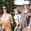 Matthew McConaughey, sa compagne Camila Alves et leur petit Levi se rendent à un anniversaire le 3 avril 2010 à Malibu