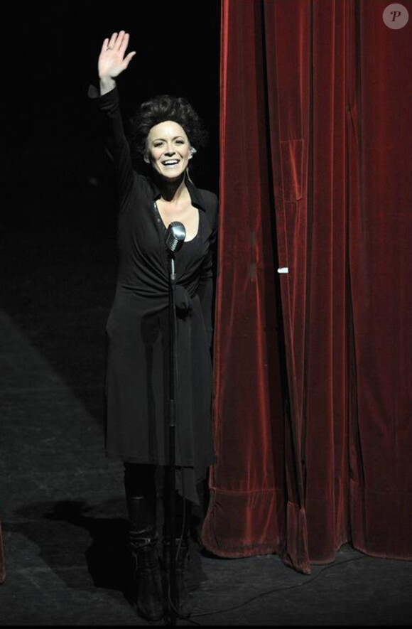 Véronic DiCaire en Edith Piaf à l'Olympia en première partie de Michel Boujenah. Mars 2010
