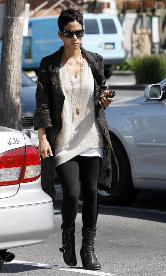 Halle Berry à Los Angeles fait le plein pour la maison ! Le 5 avril 2010