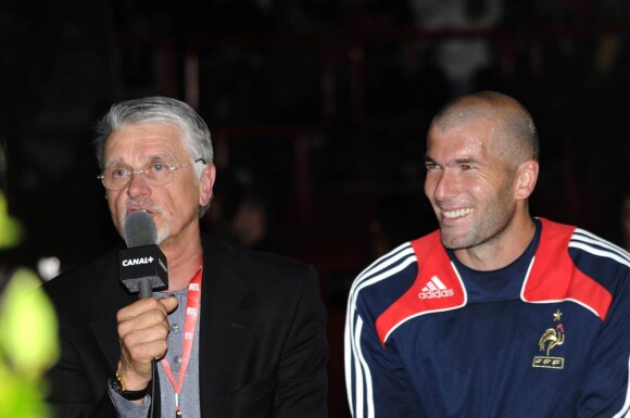 Zinedine Zidane, ici avec Aimé Jacquet, rechaussera les crampons le 8 août 2010, au stade de la Beaujoire, à Nantes, en faveur des sinistrés de l'ouragan Xynthia.