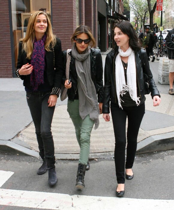 Alessandra Ambrosio, Ana Beatriz Barros et une amie vont déjeuner à New  York. 09/04/2010