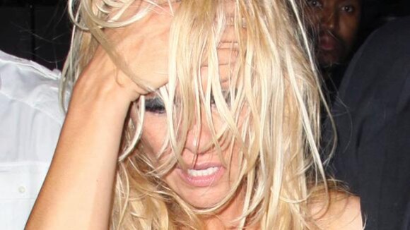 Pamela Anderson, complétement saoule à la sortie d'une discothèque... Elle n'a pas fait les choses à moitié !