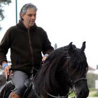 Après le vélo, Andrea Bocelli fait ses preuves... à cheval !