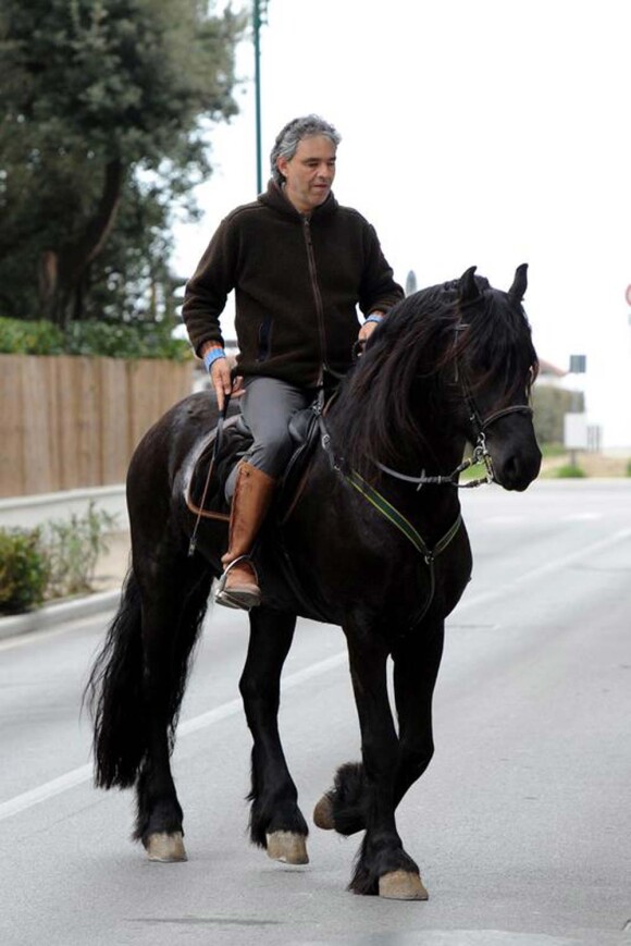 Andrea Bocelli à cheval dans les rues de Forte dei Marmi en Italie, avril 2010 !