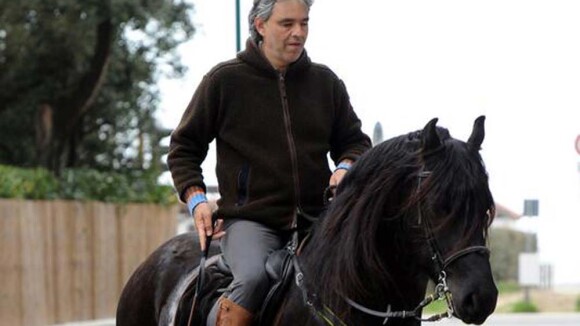 Après le vélo, Andrea Bocelli fait ses preuves... à cheval !