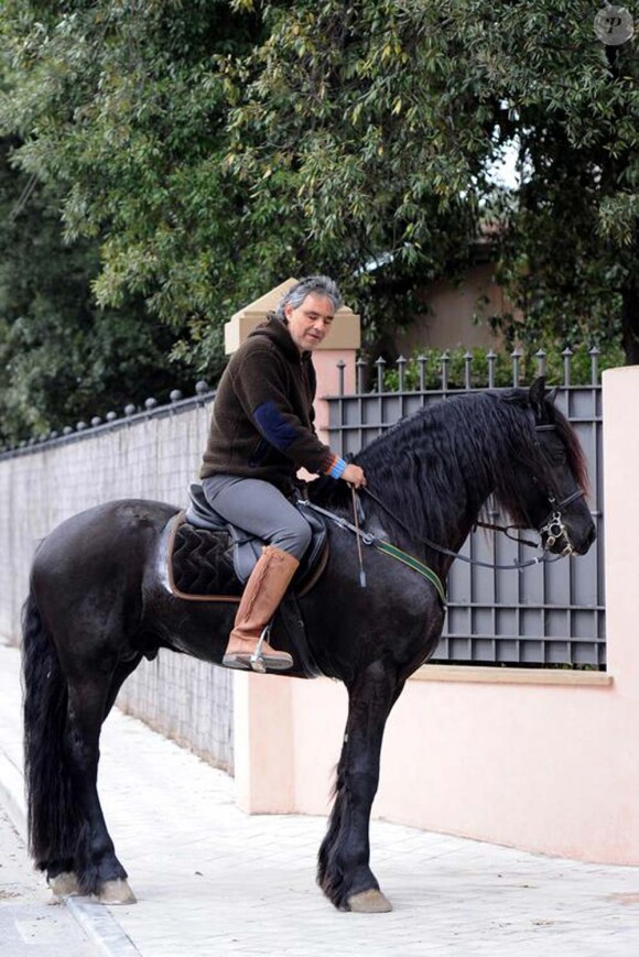 Andrea Bocelli à cheval dans les rues de Forte dei Marmi en Italie, avril 2010 !