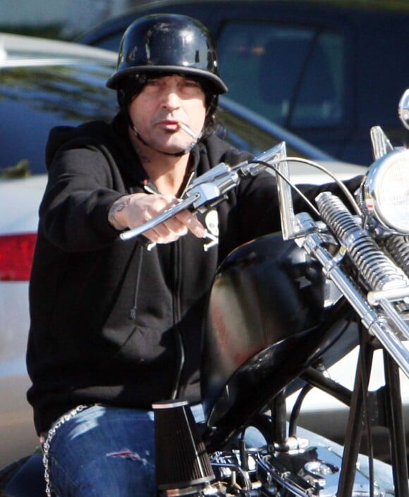 Tommy Lee au volant d'une moto, à Calabasas (Californie), le 9 avril 2010 !