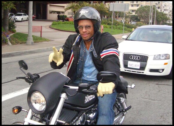 Gary Dourdan au volant d'une moto, à Marina del Rey (Californie), le 9 avril 2010 !