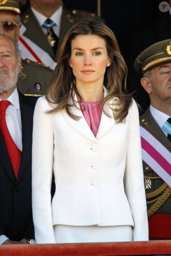 La princesse Letizia à Madrid, a présidé une cérémonie de la garde royale. Le 10 avril 2010.