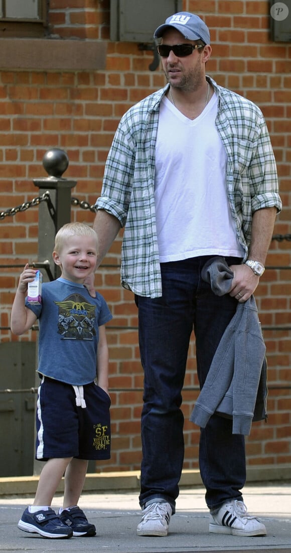 Edward Burns en balade avec son fils Finn à New York le 11 avril 2010