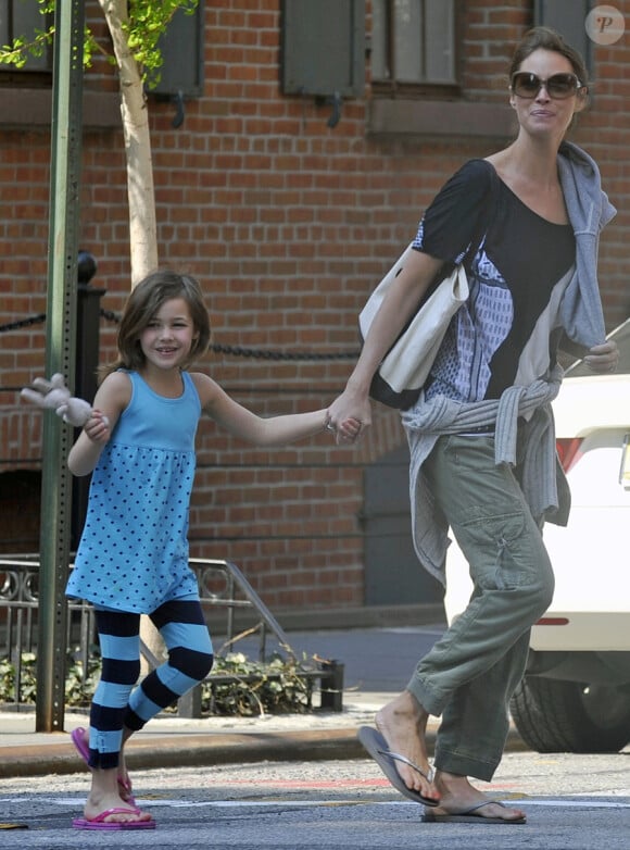 Christy Turlington en balade avec sa fille Grace à New York le 11 avril 2010