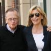 Larry King et sa femme Shawn Southwick se promènent dans les rues de Beverly Hills le 15 mars 2010
