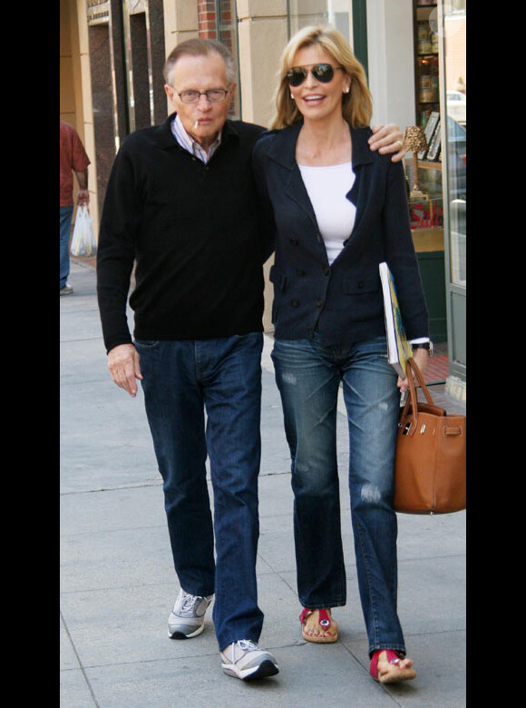 Larry King et sa femme Shawn Southwick se promènent dans les rues de Beverly Hills le 15 mars 2010