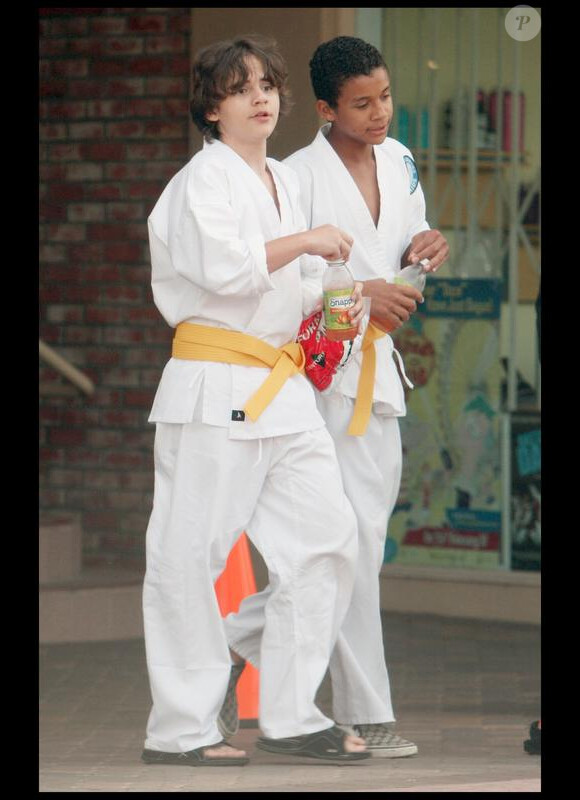 Les enfants de Michael Jackson à leur traditionnelle leçon de karaté à Los Angeles le 14 avril 2010 : sur la photo : Prince et son cousin, le fils de Jermaine Jackson
