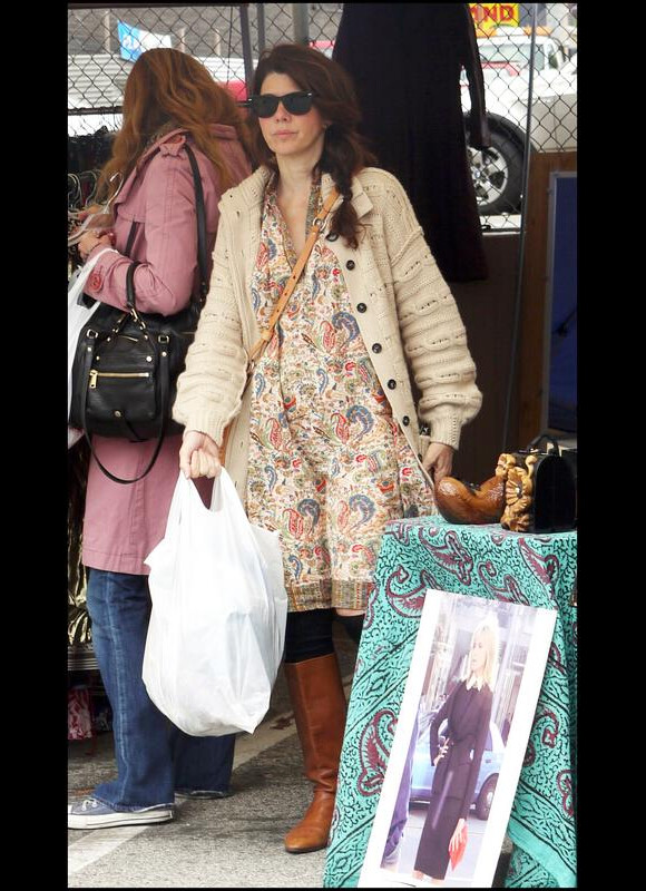 Marisa Tomei aperçue à Los Angeles dans un marché (11 avril 2010)