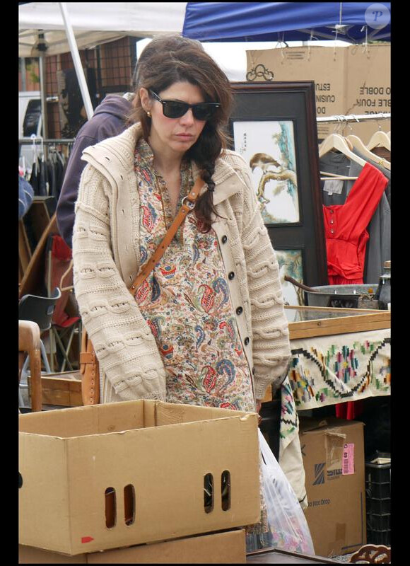 Marisa Tomei aperçue à Los Angeles dans un marché (11 avril 2010)