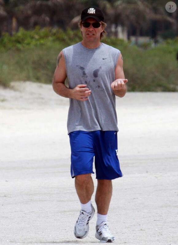 Jon Bon Jovi fait son jogging avant le concert du soir, à Miami, le 21 avril 2010 !