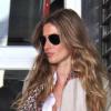 La bombe Gisele Bündchen dans un slim brut, porté avec des bottes en daim et un veste en cuir beige, avec pour accessoires, des lunettes aviateur et un petit châle cosy... Une vraie beauté !