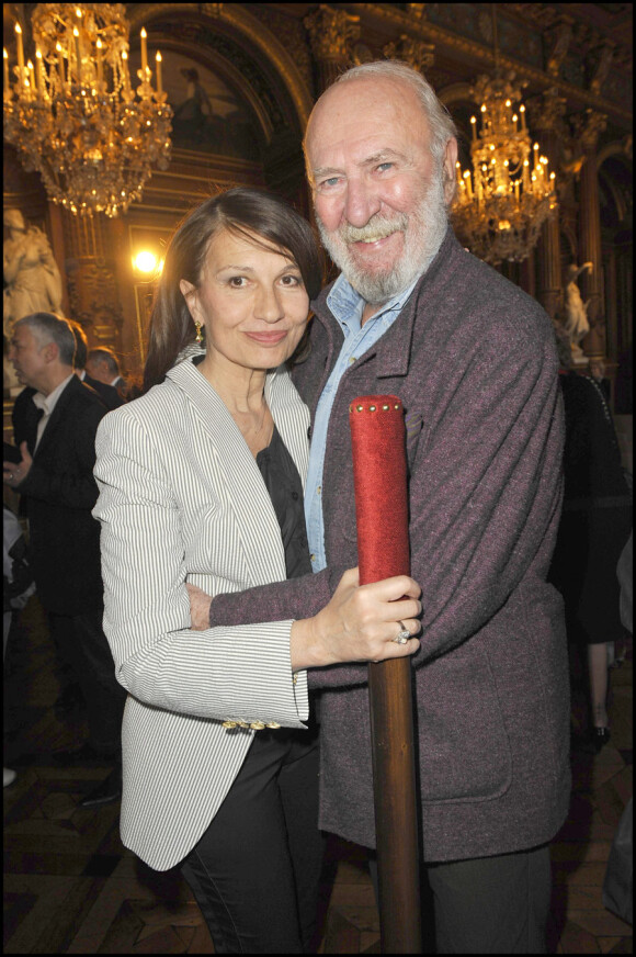 Ludmila Mikaël reçoit le prix du Brigadier, le 23 avril 2010, à Paris. Ici avec Jean-Pierre Marielle