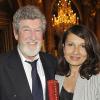 Ludmila Mikaël reçoit le prix du Brigadier, le 23 avril 2010, à Paris. Ici avec Patrick Préjean.