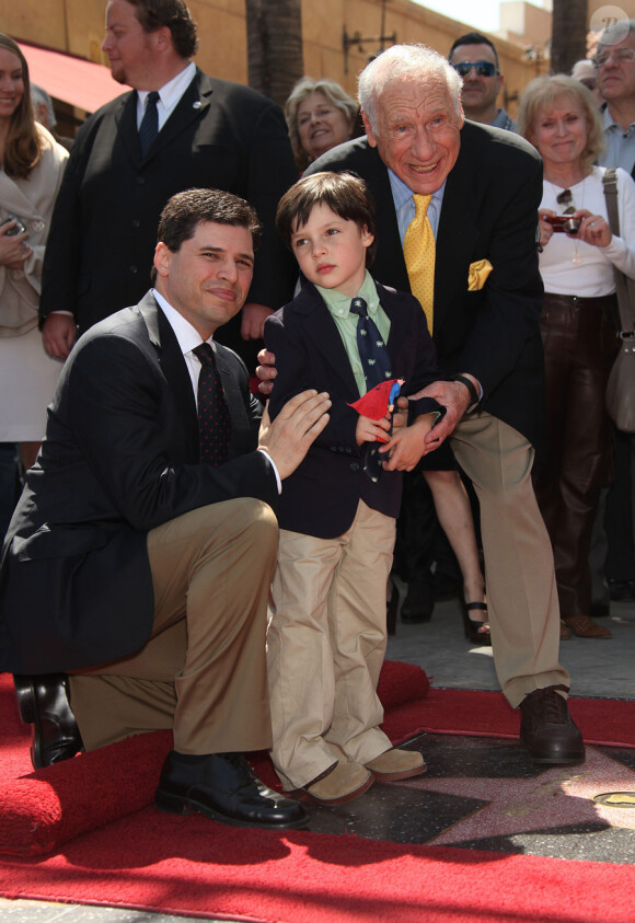 Mel Brooks a reçu son Etoile sur le Walk of Fame d'Hollywood, le 23 avril 2010. Ici avec son fils Max et son petit-fils Henry.
